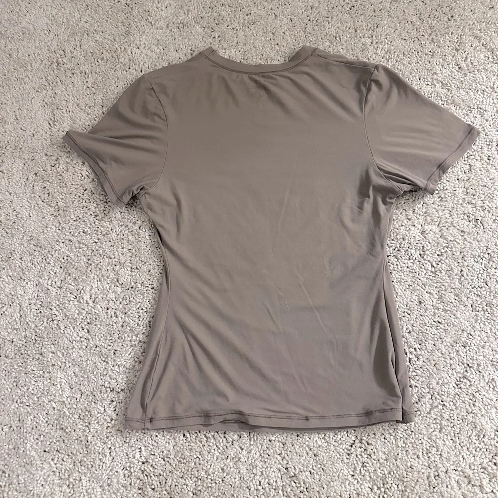 Skims T-Shirt - Picture 3 of 4